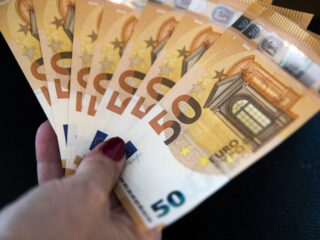 Dit merk je vanaf 1 juli in je portemonnee: duurdere pakketjes, hogere huur en een hoger minimumloon