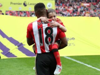 Engelse voetbalsupporters opgepakt na zwaaien met foto van overleden kind