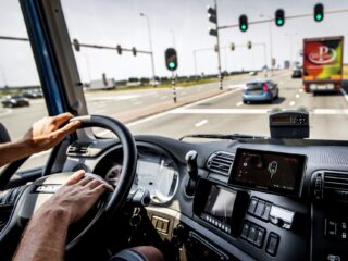 Chauffeur kwam 22 keer te laat in drie maanden tijd: rechter vindt ontslag terecht