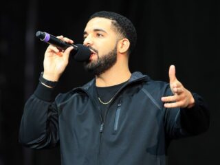 Drake betaalt volledige kankerbehandeling voor fans moeder tijdens concert in Brisbane