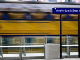 Groep jongeren duwt man op spoor bij vechtpartij Amsterdam Bijlmer Arena