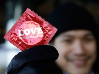 Condoomgebruik onder jongeren in Nederland daalt drastisch: 'Voorlichting moet beter'