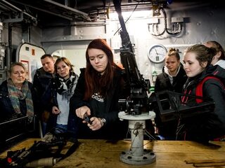 Dienstplichtbrief aan alle meisjes uit 2003, waaronder prinses Amalia