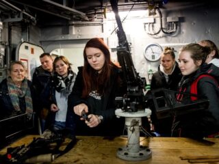 Dienstplichtbrief aan alle meisjes uit 2003, waaronder prinses Amalia