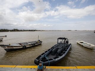 17-jarig meisje dobbert 3 weken op zee in boot met 56 overleden passagiers