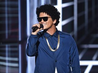 Vrouw die dacht Bruno Mars te daten wordt opgelicht voor $100.000