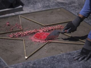 Walk of Fame-ster Trump omringd door barricade
