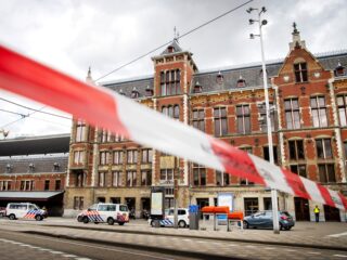 Vier gewonden bij steekpartij Amsterdam Centraal, ruzie werd gelivestreamd