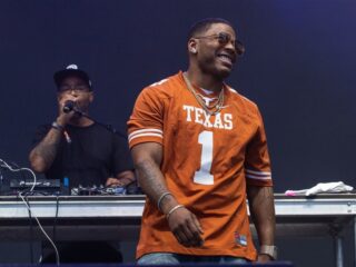 Ashanti lacht Nelly uit nadat hij tand verliest tijdens Super Bowl