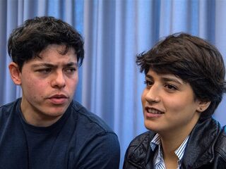 Seán (27) en Sarah (25) mogelijk 25 jaar de cel in na helpen vluchtelingen in Griekenland