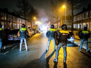 Politie geeft waarschuwing: 'Bij bedreiging op oudejaarsavond wordt dienstwapen niet geschuwd'