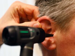 Man klaagt ex-vriendin aan wegens gehoorschade na kus op zijn oor