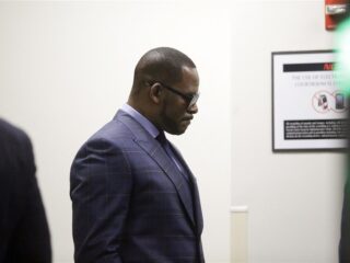 R. Kelly krijgt bovenop straf van 30 jaar één jaar cel opgelegd