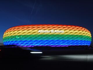 München ondanks UEFA-verbod alsnog verlicht in regenboogkleuren