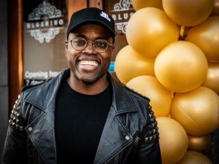 Zoontje Jandino speelt bevalling van moeder na: "Daarom kan ik je nergens meenemen"