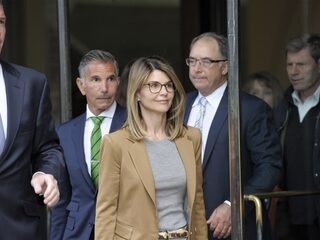 Amerikaanse actrice Lori Loughlin verlaat gevangenis na omkoopschandaal