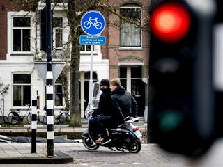 Camera's gaan in Amsterdam controleren of scooterrijders een helm op hebben