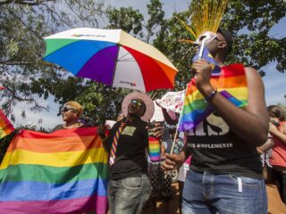 Oeganda voert omstreden antihomowet in, Nederland beperkt samenwerkingen