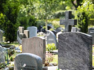 Vrouw valt in metersdiepe put op begraafplaats in Utrecht