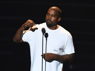 Kanye West onder vuur na optreden: "hij had niet eens een microfoon in zijn hand!"