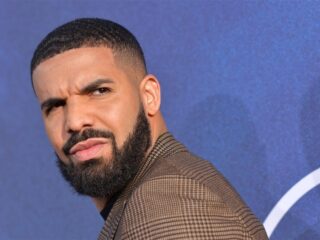 Drake geeft stapels geld weg aan voorbijgangers in Toronto