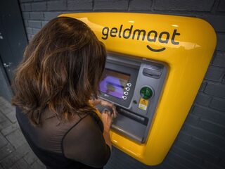 Banken mogen kosten in rekening brengen bij mensen die vaak geld opnemen