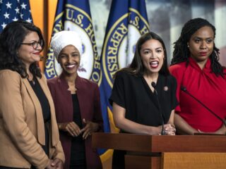 Vier congresvrouwen van kleur die bekendstaan als 'The Squad' zijn herkozen