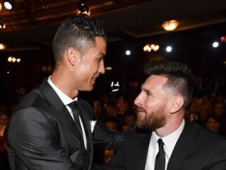 Cristiano Ronaldo lacht om fans die naam van Lionel Messi scanderen tijdens wedstrijd