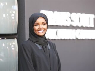 Halima Aden stapt uit de mode-industrie: "Ik ga mijn hijab beschermen als nooit tevoren"