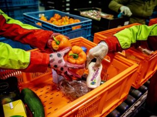 Voedselbank verruimt de norm voor het afhalen van hulppakketten