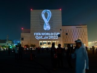 '6500 arbeidsmigranten omgekomen bij voorbereidingen WK 2022 in Qatar'