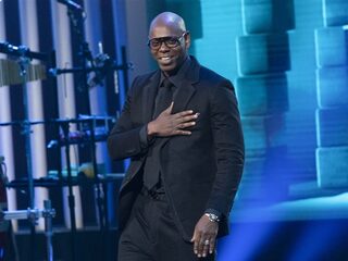 Dave Chappelle doneert opbrengsten van optreden aan slachtoffers aanslag Buffalo