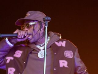 Travis Scott en Kylie Jenner geven eten en speelgoed weg aan arme gezinnen