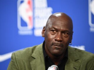 Michael Jordan kan 2,7 miljard dollar rijker worden na verkopen van aandelen in NBA-club