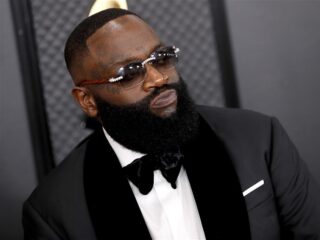 Rick Ross doet jarige zoon (17) steak van 1000 dollar cadeau in gouden koffer