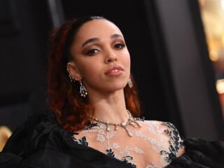 FKA Twigs boos om kritiek op Calvin Klein-foto’s: “Ik ben trots op mijn lichaam”