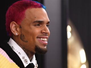 Chris Brown aangeklaagd wegens annuleren benefietconcert en diefstal
