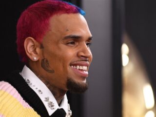 Chris Brown loopt alleen op de Dam: “Dit soort momenten houden me normaal”
