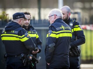 Vermoorde man in Hoorn ligt sinds oud en nieuw met mes in rug op tuintafel