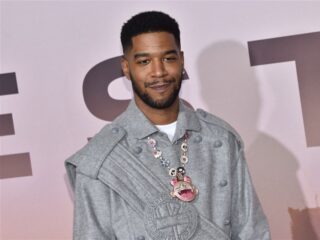 Kid Cudi valt van Coachella-podium en breekt zijn voet