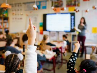 Experts: "Sluit scholen twee weken langer rond kerstvakantie"