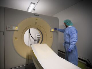 Man overleden nadat hij MRI-scan werd ingezogen door zijn ketting