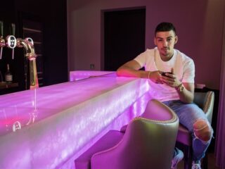 Boef krijgt luxe villa in Almere niet verkocht en doet hem in de uitverkoop