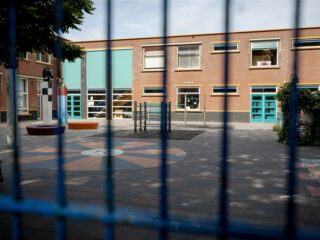 Experts willen scholen twee weken dicht om virus onder controle te krijgen