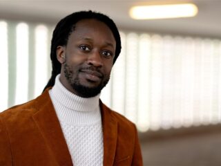 Akwasi pakt laptops af van journalist na vragen over Dam-speech