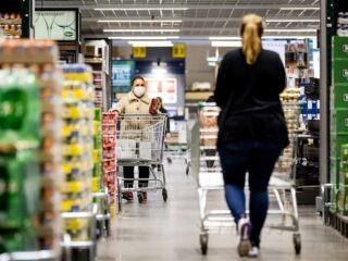 Ophef om vrouw die 7000 euro bijstand moet terugbetalen vanwege gratis boodschappen