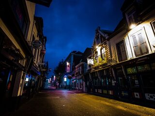 Kabinet overweegt invoeren avondklok, maar burgemeesters zijn tegen