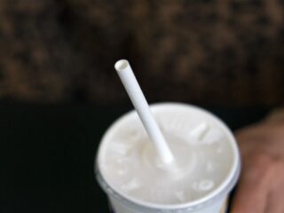 Man bestelt milkshake en krijgt in plaats daarvan een beker vol warme urine