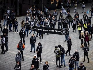 Paar honderd mensen demonstreren tegen pedofilie in Utrecht