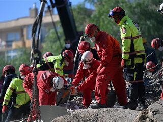 3-jarig meisje na 65 uur onder puin vandaan gehaald in Turkije